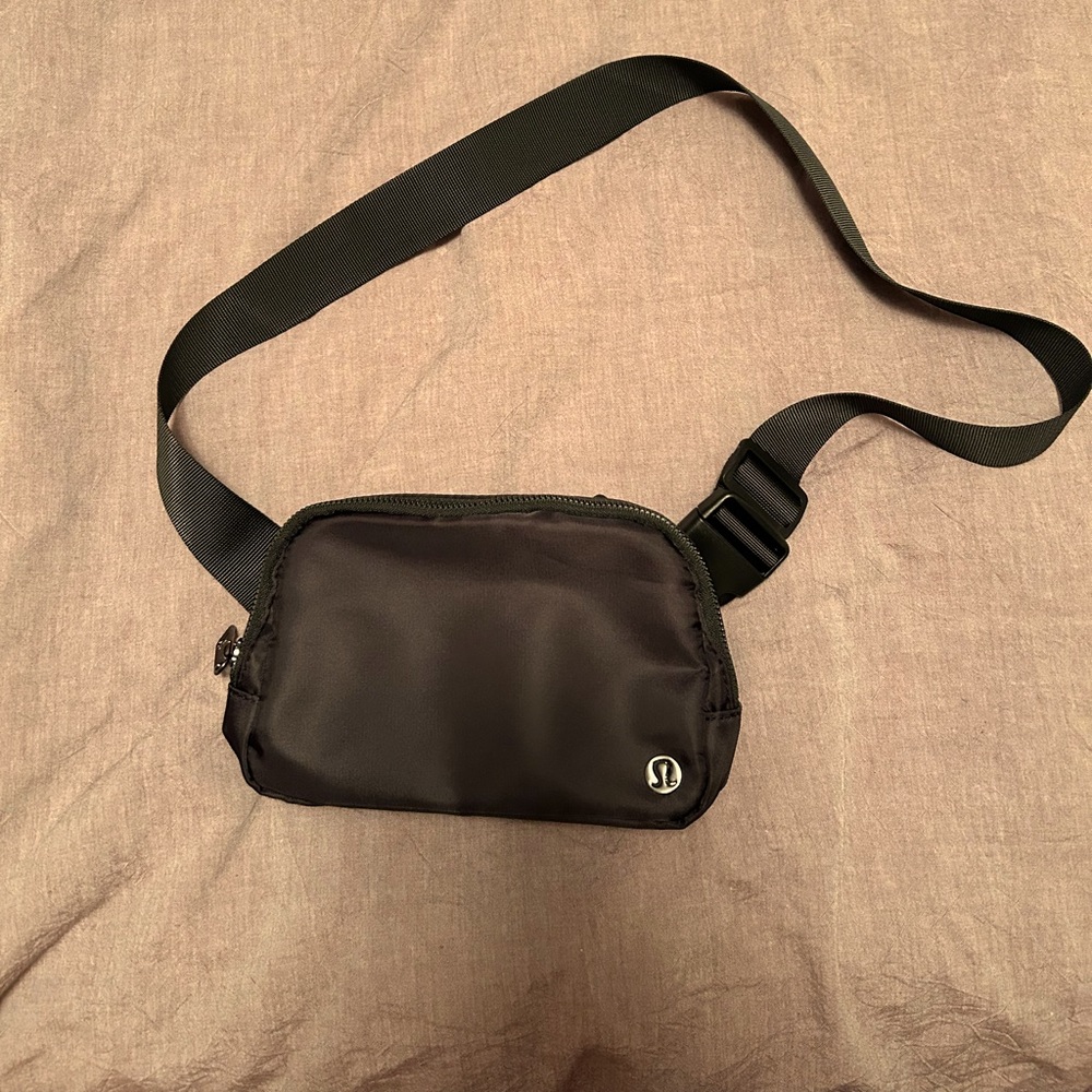Women’s Lululemon everywhere belt bag